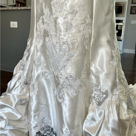 WORN 1x Wedding Dress. Satin w/lace, pearl beads & subtle sequins. Two stains - Picture 7 of 16